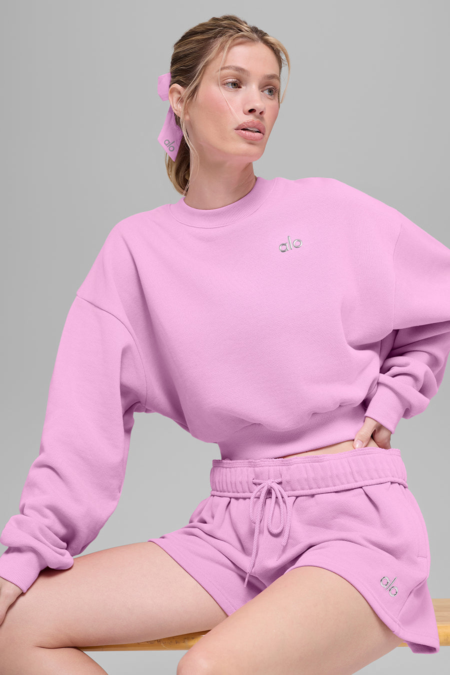 Alo Cropped Accolade Crewneck Candy Heart Pink
