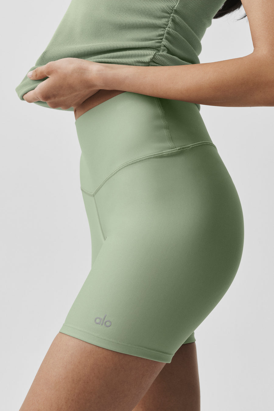Alo 5" Airlift Energy Short Dune Grass