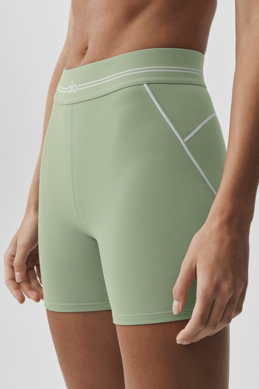Alo 4" Airbrush High-Waist Heart Throb Short Dune Grass/White